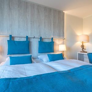 Großes Zimmer mit Kingsize-Bett